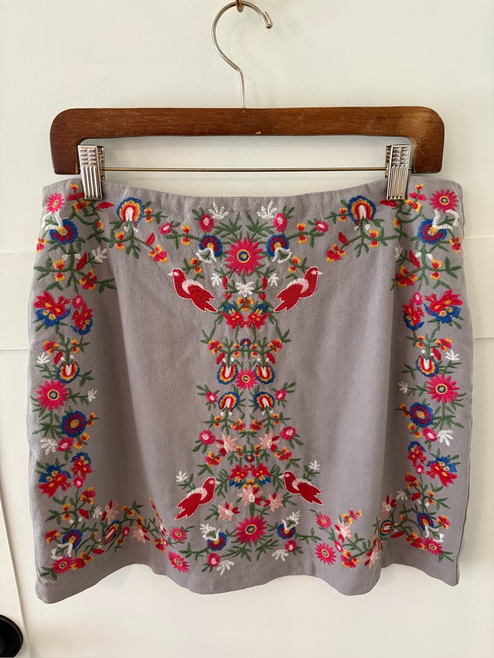 Altar’d State Embroidered Gray Skirt. Size Large.